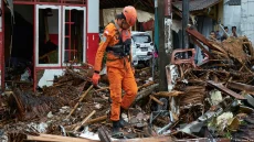 ارتفاع حصيلة ضحايا زلزال وتسونامي إندونيسيا إلى 248 وفاة فيما تستمر صعوبة وصول فرق الإنقاذ للمناطق المنكوبة