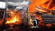 الدفاع المدني ينجح في السيطرة على حريق واسع اندلع داخل مبانٍ ومخازن تجارية مخصصة لبيع الأدوات الاحتياطية في منطقة الطالبية وسط بغداد