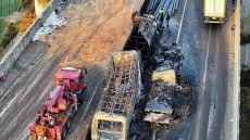 مصرع شخصين وإصابة أربعة في حادث تصادم متسلسل ضخم بين ثلاث عشرة مركبة بينها شاحنات صهريجية على طريق سريع في كوريا الجنوبية