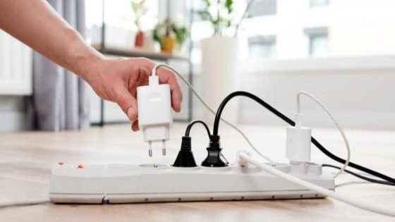 تحذيرات تقنية جديدة: خبير يكشف مخاطر بقاء الشواحن في المقابس ويؤكد احتمال التسبب بحرائق داخل المنازل بسبب الأجهزة الرديئة
