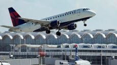 تحذيرات أميركية لشركات الطيران من مخاطر محتملة عند التحليق فوق فنزويلا وسط تصاعد النشاط العسكري في الأجواء