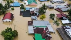 أكثر من 11 ألف متضرر في سبع ولايات ماليزية جراء الفيضانات وفتح 60 ملجأً مؤقتاً لإيواء العائلات النازحة مع استمرار تحذيرات الأرصاد الجوية