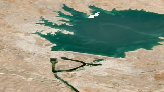 “بعد تداول أنباء عن فتح بعض بوابات السد”.. صورة للأقمار الصناعية الصادرة من برنامج كوبرنيكوس التابع لوكالة الفضاء الأوروبية تثبت عدم وجود أي فتحٍ في بوابات سد أليسو التركي.