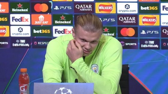 إيرلينغ هالاند: كمهاجم أعمل على الهروب من التسلل منذ أن كان عمري 13 سنة، وتدربت على هذه النقطة كثيرًا منذ الطفولة ، أكره الوقوع في مصيدة التسلل، لذلك مع مانشستر سيتي وقعت في مصيدة التسلل 18 مرة فقط خلال ثلاث سنوات ونصف، وهو رقم ليس سيئًا أبدًا، أليس كذلك؟