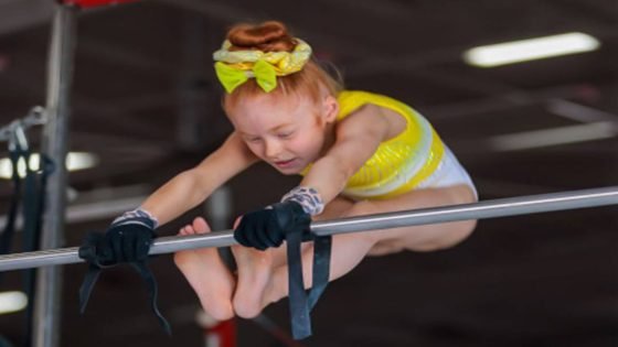 طفلة أمريكية بعمر 8 سنوات تدخل موسوعة غينيس بعد تحقيقها 18 دورة على عارضة الجمباز خلال 30 ثانية فقط