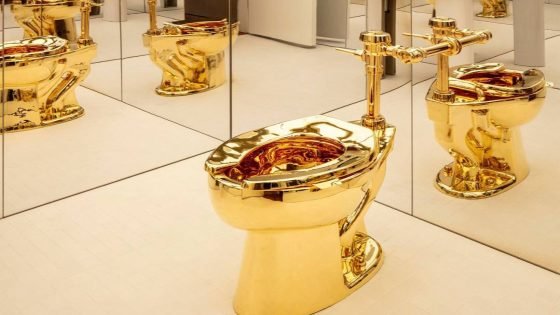 بيع مرحاض ذهبي صممه الفنان الإيطالي “ماوريتسيو كاتيلان” مقابل 12.1 مليون دولار في مزاد بمدينة نيويورك، المرحاض مصنوع من نحو 101 كيلوغرام من الذهب عيار 18 وهو قابل للاستخدام بشكل كامل