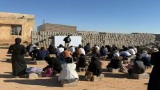 “كارثة تربوية”.. طلبة في مدرسة “أجيال الوفاء” في قضاء مندلي شرقي محافظة ديالى يتلقون دروسهم وهم جالسون على “بلوكات” بدلاً من المقاعد الدراسية؛ بسبب نقص الصفوف