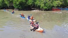 ندونيسيا: مصرع ثلاثة وفقدان 20 إثر انهيارات أرضية ضربت جاوة الوسطى أعلنت السلطات الإندونيسية وفاة ثلاثة أشخاص وفقدان 20 آخرين جراء انهيارات أرضية سببتها أمطار غزيرة استمرت عدة أيام في مقاطعة جاوة الوسطى. وألحقت الانهيارات أضراراً بعشرات المنازل في ثلاث قرى، فيما تواصل فرق الإنقاذ أعمال البحث رغم صعوبة تحرك المعدات بسبب عدم استقرار التربة. وأوضحت وكالة إدارة الكوارث أن السكان في 28 منزلاً سيتم إجلاؤهم كإجراء احترازي، مؤكدة نشر أكثر من 200 منقذ ومعدات ثقيلة لتسريع جهود الإنقاذ. وتشهد إندونيسيا سنوياً موجات من الفيضانات والانهيارات خلال موسم الأمطار بين تشرين الأول وآذار، ما يتسبب بخسائر بشرية ومادية واسعة.