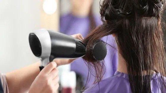 طبيبة جلدية تحذّر: مجفف الشعر اليومي يسبب تدميراً تدريجياً لبنية الشعرة