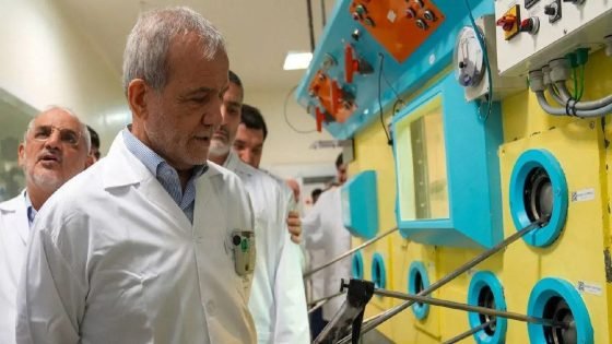 الرئيس الإيراني يؤكد إعادة بناء المنشآت النووية بقوة أكبر