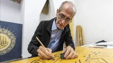 الخطاط العراقي علي زمان ينجز أكبر مصحف خطي في العالم بعد ست سنوات من العمل