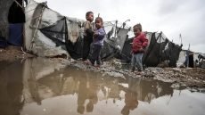 الأمطار تُغرق خيام النازحين في غزة وتفاقم الكارثة الإنسانية