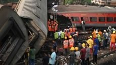 تصادم قطارين داخل نفق شمال الهند وإصابة أكثر من 100 عامل