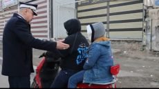 مدير المرور العام يوقف سائق دراجة نارية لمخالفته شروط السلامة المرورية