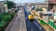 محافظ بغداد يباشر بإكساء شوارع حيوية في قضاء المحمودية ضمن خطة تحسين البنى التحتية