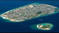 مدينة “ماليه” عاصمة جمهورية جزر المالديف واحدة من أكثر مدن العالم قد تتأثر أمام تغير المناخ ، إذ تقع على ارتفاع متر واحد فوق مستوى البحر