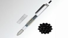 علماء أمريكيون يطورون قلمًا ذكيًا قادرًا على اكتشاف العلامات المبكرة لمرض “باركنسون” باستخدام الذكاء الاصطناعي، ويعتمد القلم الجديد على تحليل حركات اليد، إذ يحتوي على حبر مغناطيسي وطرف مرن، ما يمكّنه من تحويل حركات الكتابة إلى إشارات كهربائية عالية الدقة.