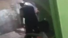 قوة أمنية في محافظة ذي قار تلقي القبض على أب عنف ابنته بقسوة شديدة.