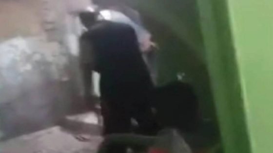 قوة أمنية في محافظة ذي قار تلقي القبض على أب عنف ابنته بقسوة شديدة.