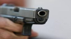 مقتل أب وابنه؛ إثر شجار أطفال تطور لاستخدام السلاح الناري في ناحية السوير بمحافظة المثنى.