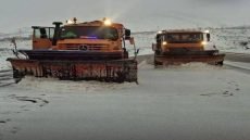 ثلوج كثيفة تعرقل حركة المرور في حاج عمران شمال العراق وفرق الإزالة تواصل أعمال التنظيف.