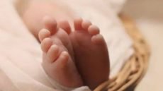 أم تركية ترمي رضيعتها البالغة من العمر 3 اشهر من الطابق الرابع لتلقي حتفها على الفور؛ لأنها تعاني من أمراض نفسية.