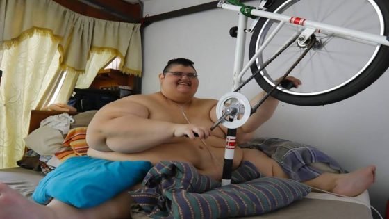 وفاة المكسيكي “خوان بيدرو فرانكو” أضخم رجل في العالم عن عمر 41 عاماً؛بعد إصابته بعدوى كلوية حادة.