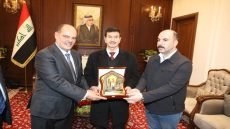 محافظة النجف تكرم نقيب الصحفيين العراقيين مؤيد اللامي بدرع التميز ورئيس مجلس المحافظة يشيد بدوره الريادي في قيادة الصحافة والإعلام
