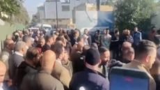 احتجاجات لموظفي الإعلام والاتصالات رفضاً لتعطيل مشروع المجمع السكني