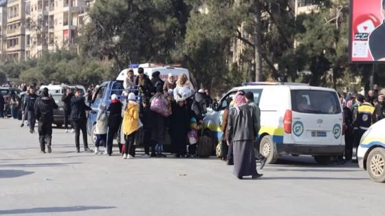 الجيش السوري يفرض حظر تجوال في أحياء بحلب ويفتح ممرات إنسانية مع تحذير من استهداف المدنيين