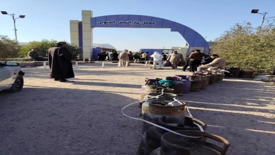بالصورة..طوابير من المواطنين أمام معمل غاز النجف