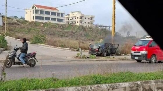 المبعوث الأميركي إلى العراق: لا استقرار دون تفكيك شبكات الفساد ووقف منابع الأموال الوهمية أكد مارك سافايا، مبعوث الرئيس الأميركي إلى العراق، يوم الأربعاء، أن تحقيق الاستقرار الحقيقي في العراق يرتبط بشكل مباشر بمواجهة الفساد وتفكيك شبكاته المعقّدة، مشدداً على أن الميليشيات ليست سوى نتيجة لهذا الفساد المتجذّر. وقال سافايا في منشور له، إن إصلاح العراق يجب أن يبدأ بمواجهة الفساد بحزم، واصفاً إياه بـ”المرض الحقيقي”، فيما تعمل شبكاته عبر مستويات متعددة تشمل أقارب ووسطاء وحراس، بما يوفر الحماية والإنكار للممارسات غير القانونية. وأضاف أن هذه الشبكات استمرت لعقود طويلة، ونجحت في الالتفاف على القوانين المحلية وآليات التدقيق الدولي، وأسهمت في تمكين ميليشيات مدعومة من إيران مالياً. وأشار إلى أن أي مسعى لتحقيق الاستقرار في العراق لن ينجح ما لم يتم تفكيك شبكات الفساد ووقف مصادر الأموال الوهمية، مثل الرواتب والقروض والأصول المزيفة، محذراً من فشل أي جهود إصلاحية دون ذلك.تصعيد جديد في جنوب لبنان: مسيّرة للكيان الصهيوني تستهدف سيارة وتوقع قتيلاً قرب صيدا