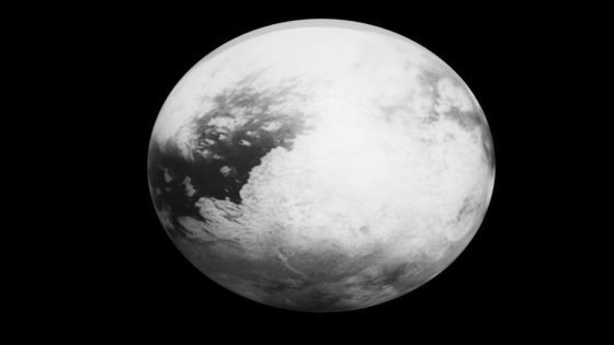 دراسة جديدة تشير إلى أن قمر زحل تيتان لا يملك محيطًا مائيًا عالميًا تحت سطحه كما كان يُعتقد، بل يتكوّن باطنه من جليد كثيف ومواد طينية شبه سائلة مع جيوب قليلة من الماء قرب اللب. ورغم صِغَر هذه الجيوب، فإن حرارتها قد تسمح بوجود حياة ميكروبية محتملة داخل هذا العالم البارد.