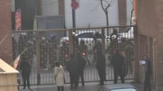 القوات الخاصة الإيرانية تحاصر مستشفى سينا بالعاصمة طهران.