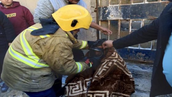 الدفاع المدني ينقذ عامل فقد وعيه داخل اثناء عمله داخل الصرف الصحي بمنطقة الشعلة