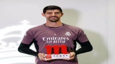 تيبو كورتوا يتّسلم جائزة أفضل لاعب في ريال مدريد لشهر كانون الاول.