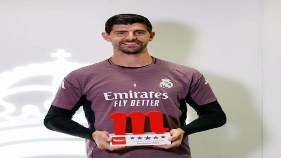 تيبو كورتوا يتّسلم جائزة أفضل لاعب في ريال مدريد لشهر كانون الاول.