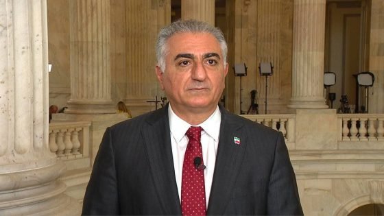 ولي العهد الإيراني السابق “رضا بهلوي” يعلن استعداده للعودة إلى إيران ويدعو لاستمرار الاحتجاجات 