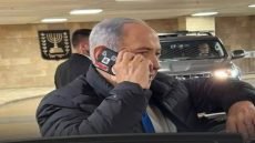 نتنياهو يغطي كاميرا هاتفه خوفاً من الاختراق