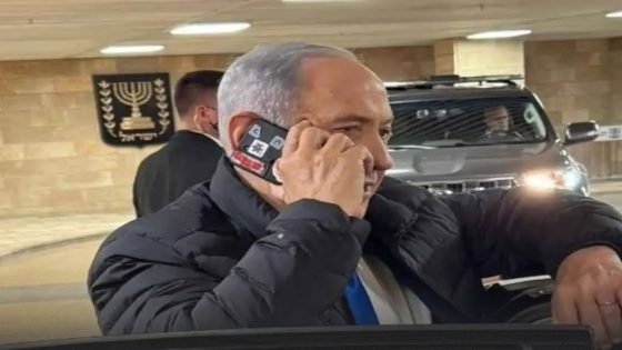 نتنياهو يغطي كاميرا هاتفه خوفاً من الاختراق