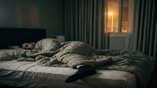 دراسة: الأشخاص الذين ينامون بقدمٍ واحدة خارج البطانية ينامون أسرع ويستمتعون بنومٍ أفضل.