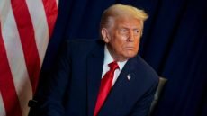 الرئيس الأمريكي “دونالد ترامب”: لدينا أسطول ضخم بجوار إيران أكبر من الذي حاصر فنزويلا.