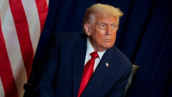 الرئيس الأمريكي “دونالد ترامب”: لدينا أسطول ضخم بجوار إيران أكبر من الذي حاصر فنزويلا.