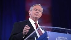 النائب الجمهوري “جو ويلسون” تعليقاً على تصريح ترمب حول ترشيح المالكي: قلت لكم إن ترمب سيحل المشكلة “لنجعل العراق عظيماً مرة اخرى”.