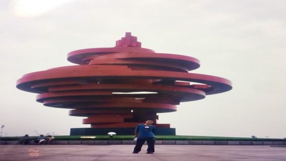 زوجان متزوجان في الصين يكتشفان انهما كانا في نفس الصورة عندما كانا مراهقين