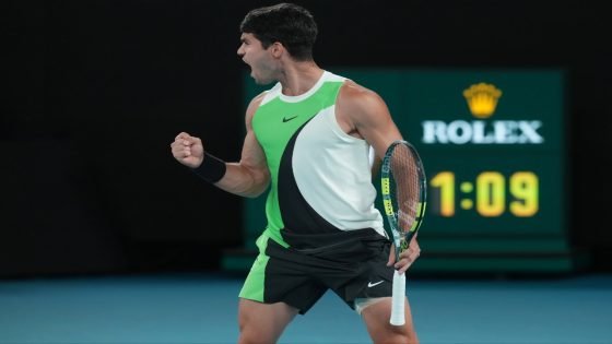 كارلوس الكاراز بطلاً لـ بطولة أستراليا المفتوحة لأول مرة في مسيرته بعد فوزه على نوفاك جوكوفيتش في النهائي بنتيجة (2-6 6-2 6-3 7-5).