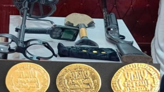 ضبط 3 عملات ذهبية من نوع “دينار عباسي” في ميسان؛ بعد هروب عصابة تنقيب من موقع آثاري.