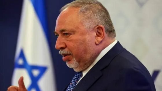 وزير الدفاع الصهيوني الأسبق: جهزوا الملاجئ لحرب مع إيران.