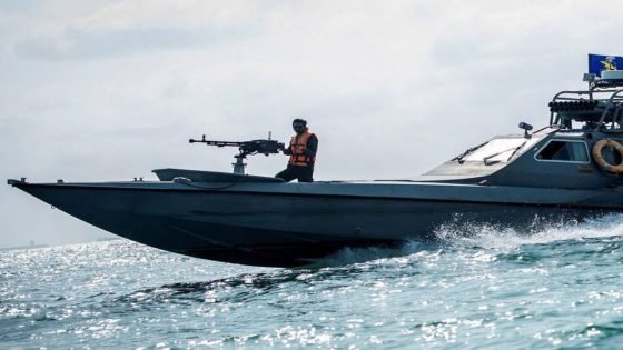 الحرس الثوري الإيراني يحتجز سفينتين في الخليج تحملان أكثر من مليون لتر من الوقود المهرب