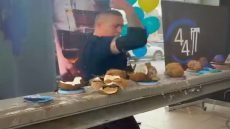 رجل ألماني يدخل موسوعة غينيس للأرقام القياسية بعد تحطيمه 84 جوزة هند باستخدام “كوعه” خلال دقيقة واحدة.